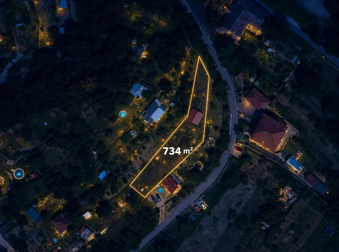 Výstup Pixoobi: letecký pohľad na dom a pozemok s vyznačenou hranicou a celkovou výmerou